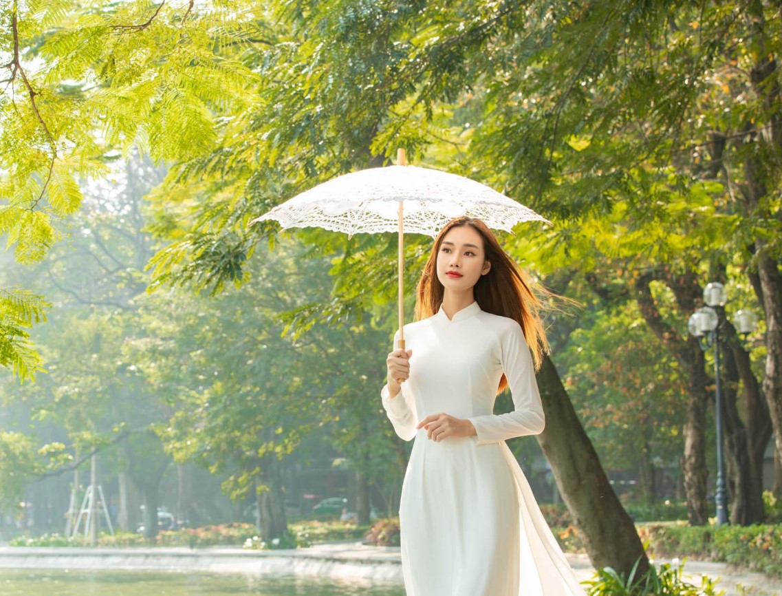 Chỉ chờ ai khẽ chạm